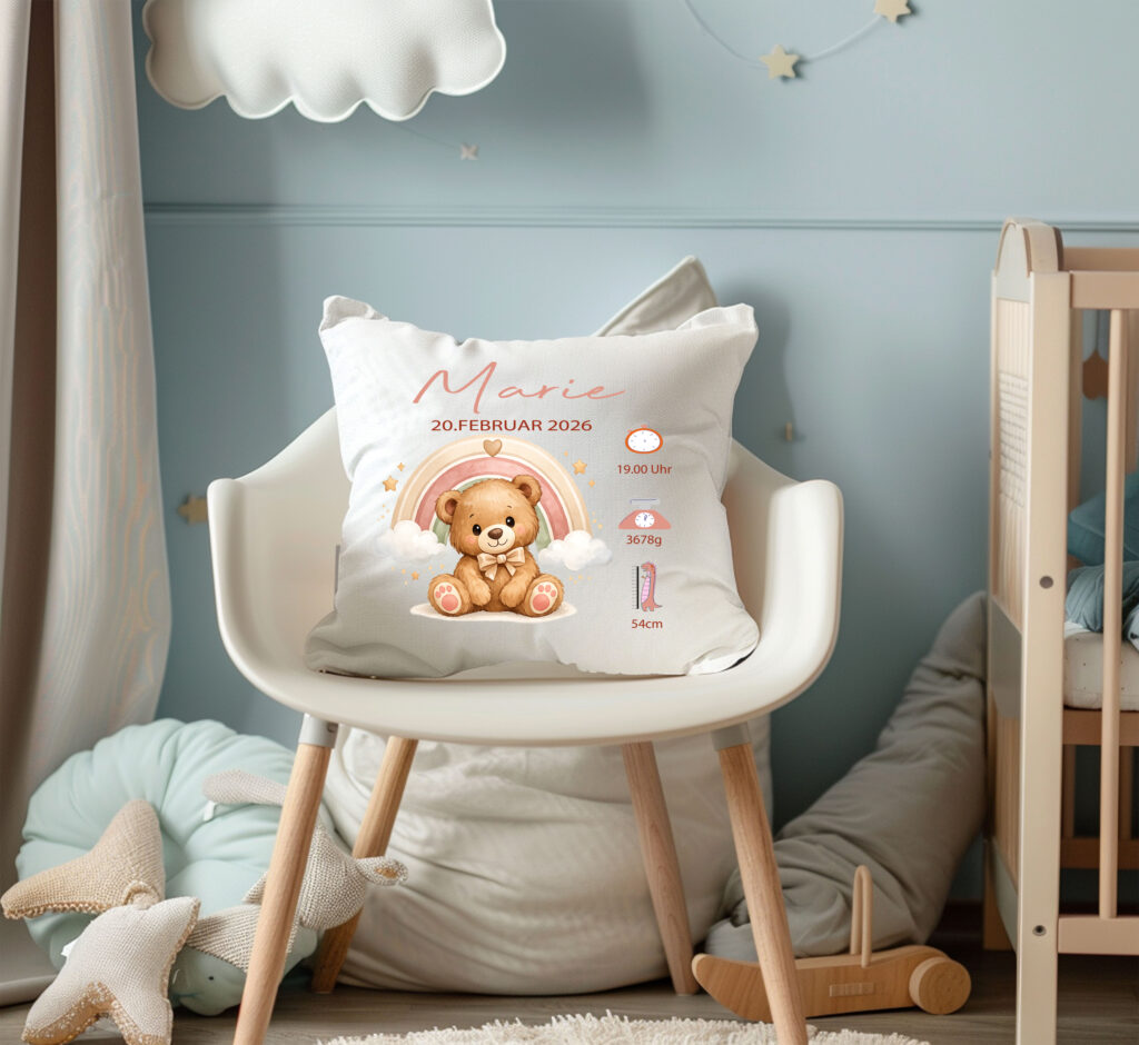 Personalisiertes Geburtskissen mit Teddy und Regenbogen im Babyzimmer – liebevolles Babykissen mit Name und Geburtsdaten als Geschenk zur Geburt