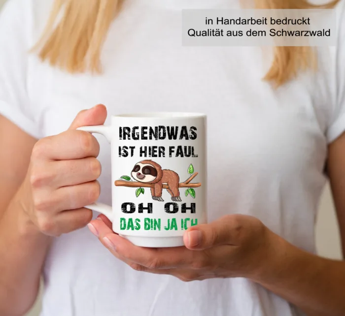Irgendwas ist hier faul oh das bin ja ich Faultier  – Lustig bedruckte Tasse – Bild 4