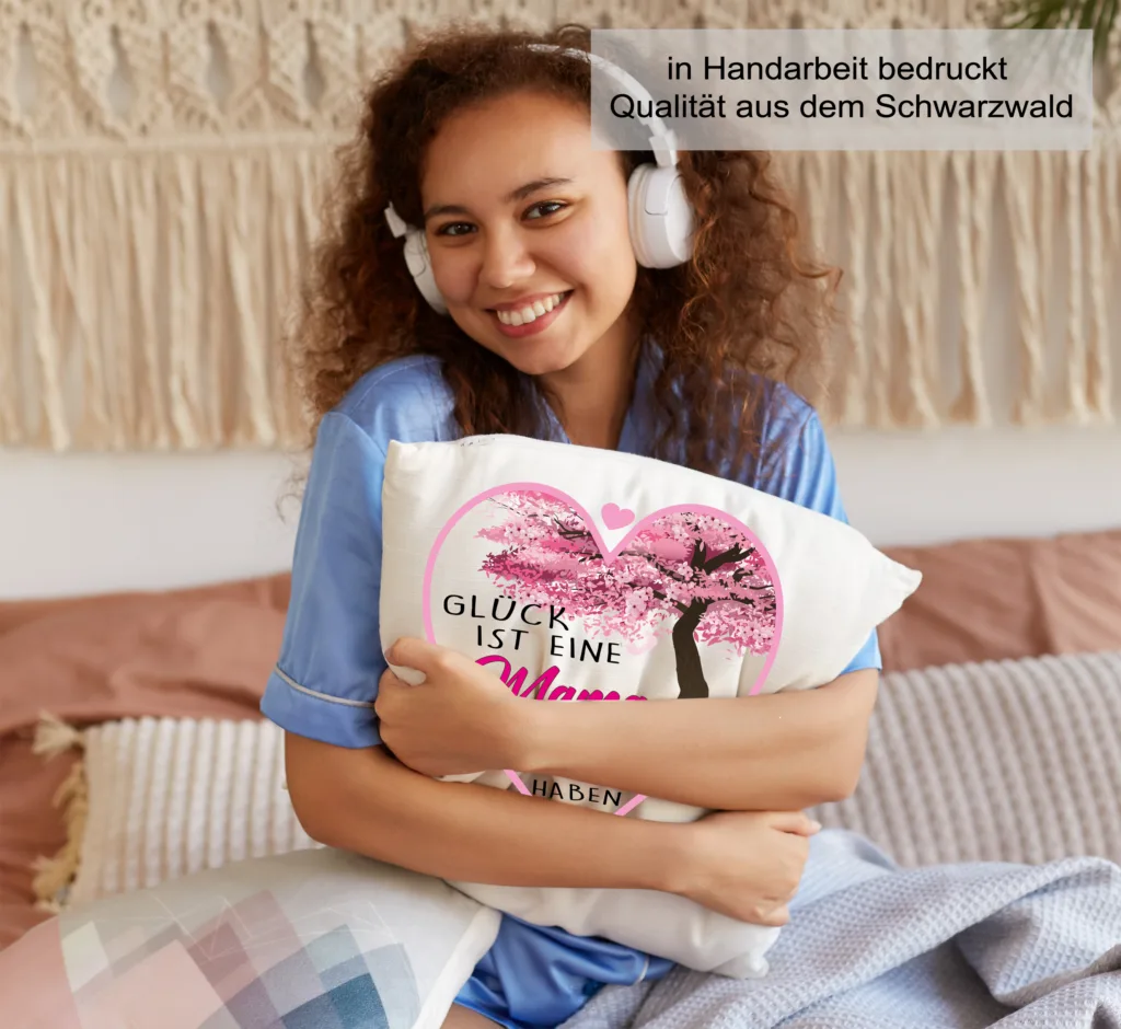 Frau mit Kissen im Arm und einem Herzmotiv mit dem Spruch Glück ist es eine Mama wie dich zu haben