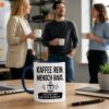 3 Leute Im Buero Bei Einer Kleinen Besprechung Mit Tasse Mit Lustigem Spruch 3 Leute Im Buero Bei Einer Kleinen Besprechung Mit Tasse Mit Lustigem Spruch