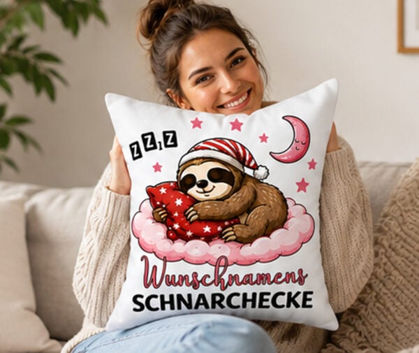 Person hält personalisiertes Faultier Kissen mit Wunschname, Schlafmütze, Mond und Sternen.