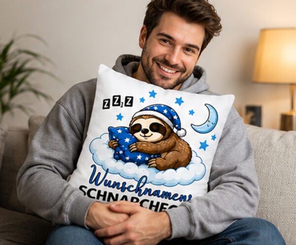 Person hält personalisiertes Faultier-Kissen mit Wunschname und Schlafmütze.