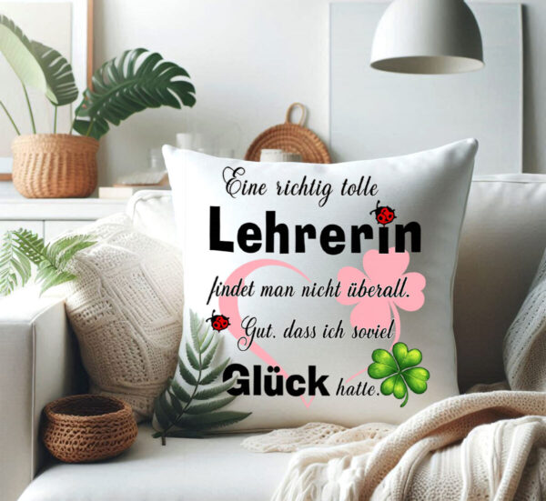 Deko Kissen 40x40 Cm Mit Spruch Fuer Lehrerin Weisses Sofakissen Als Persoenliches Geschenk Und Dankeschoen Fuer Eine Tolle Lehrerin Auf Dem Stuhl Deko Kissen 40x40 Cm Mit Spruch Fuer Lehrerin Weisses Sofakissen Als Persoenliches Geschenk Und Dankeschoen Fuer Eine Tolle Lehrerin Auf Dem Stuhl