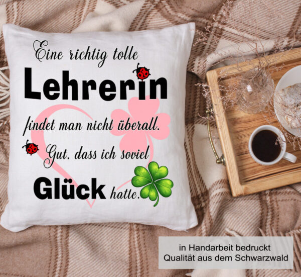 Deko Kissen 40x40 Cm Mit Spruch Fuer Lehrerin Weisses Sofakissen Als Persoenliches Geschenk Und Dankeschoen Fuer Eine Tolle LehrerinBild_fruestueck Deko Kissen 40x40 Cm Mit Spruch Fuer Lehrerin Weisses Sofakissen Als Persoenliches Geschenk Und Dankeschoen Fuer Eine Tolle LehrerinBild_fruestueck