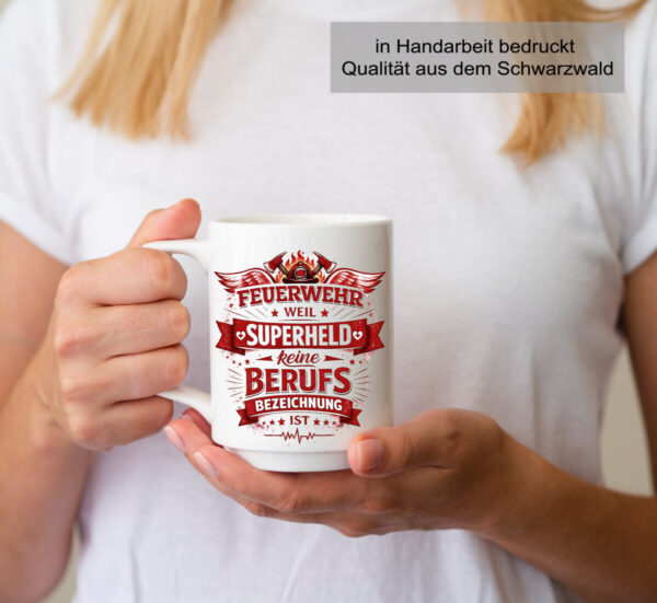 Feuerwehr Tasse „Feuerwehr Weil Superheld Keine Berufsbezeichnung Ist Mit Orangem Henkel – Geschenk Fuer Feuerwehrleute. Bild_Frau