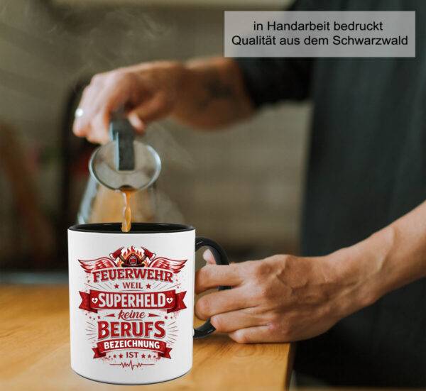 Feuerwehr Tasse „Feuerwehr Weil Superheld Keine Berufsbezeichnung Ist Mit Orangem Henkel – Geschenk Fuer Feuerwehrleute. Bild_mann