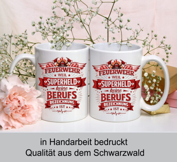 Feuerwehr Tasse „Feuerwehr Weil Superheld Keine Berufsbezeichnung Ist Mit Orangem Henkel – Geschenk Fuer Feuerwehrleute. Bild_partnertassen