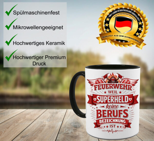 Feuerwehr Tasse „Feuerwehr Weil Superheld Keine Berufsbezeichnung Ist Mit Orangem Henkel – Geschenk Fuer Feuerwehrleute. Bild_tisch