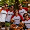 Gruppe Maenner Im Biergarten Mit Personalisierten Deine Stadt T Shirts Fuer Vereinsausflug Und Party