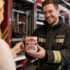 Hier Ist Eine Szene In Der Die Tasse Einem Feuerwehrmann In Einer Feuerwache Mit Einem Freundlichen Laecheln Ueberreicht Wird