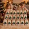 Kinder Freuen Sich Ueber Einen Adventskalender Aus 24 Baumwoll Saeckchen Mit Niedlichem Pinguin Motiv – Wiederverwendbarer Weihnachtskalender