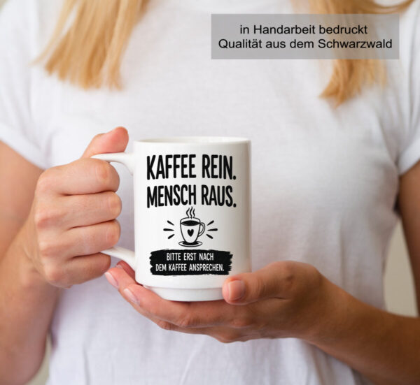 Lustige Kaffeetasse Mit Spruch „Kaffee Rein. Mensch Raus. – Witzige Geschenkidee Fuer Kaffeeliebhaber Bild_Frau Lustige Kaffeetasse Mit Spruch „Kaffee Rein. Mensch Raus. – Witzige Geschenkidee Fuer Kaffeeliebhaber Bild_Frau