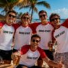 Maenner Am Strand Tragen Personalisierte Deine Stadt T Shirts Mit Wunschname Fuer Mallorca Urlaub