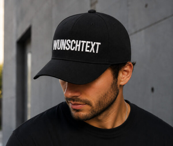 Mann Traegt Schwarze Cap Mit Individuell Besticktem Wunschtext In Weisser Stickerei