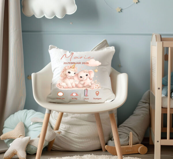 Personalisiertes Geburtskissen Mit Einhorn Und Elefant Auf Einem Stuhl Liebevolles Babygeschenk Zur Geburt Personalisiertes Geburtskissen Mit Einhorn Und Elefant Auf Einem Stuhl Liebevolles Babygeschenk Zur Geburt