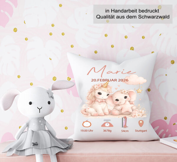 Personalisiertes Geburtskissen Mit Einhorn Und Elefant Im Kinderzimmer Liebevolles Babygeschenk Zur Geburt Personalisiertes Geburtskissen Mit Einhorn Und Elefant Im Kinderzimmer Liebevolles Babygeschenk Zur Geburt