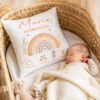 Personalisiertes Geburtskissen Mit Name Und Geburtsdaten Neben Schlafendem Baby In Einer Gemuetlichen Wiege – Liebevolles Geschenk Zur Geburt Und Dekoration Fuers Babyzimmer