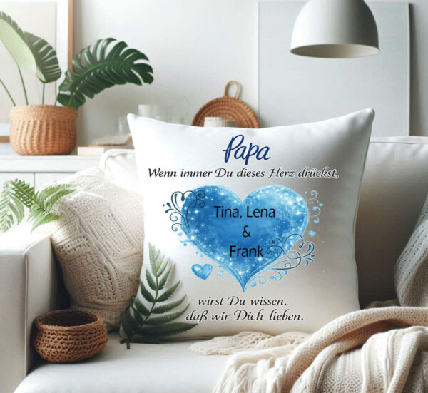 Personalisiertes Papa Kissen Mit Herz Und Liebevoller Botschaft Als Geschenk Fuer Papa Auf Dem Stuhl Personalisiertes Papa Kissen Mit Herz Und Liebevoller Botschaft Als Geschenk Fuer Papa Auf Dem Stuhl