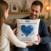 Personalisiertes Papa Kissen Mit Herz Und Liebevoller Botschaft Als Geschenk Fuer Papa Kind Uebergibt Es Papa Personalisiertes Papa Kissen Mit Herz Und Liebevoller Botschaft Als Geschenk Fuer Papa Kind Uebergibt Es Papa