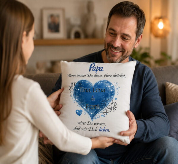 Personalisiertes Papa Kissen Mit Herz Und Liebevoller Botschaft Als Geschenk Fuer Papa Kind Uebergibt Es Papa Personalisiertes Papa Kissen Mit Herz Und Liebevoller Botschaft Als Geschenk Fuer Papa Kind Uebergibt Es Papa