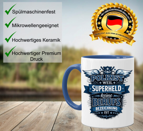 Polizist Tasse Mit Lustigem Superheld Spruch Und Blauem Polizei Design Als Geschenk Auf Tisch Mit Erklaerung