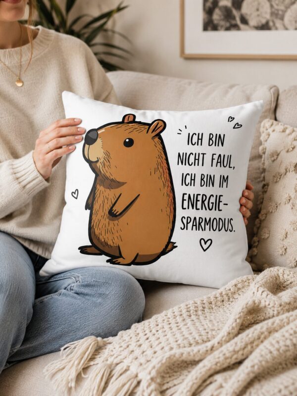 Deko Kissen Mit Schoenem Spruch Und Capybara Ich Bin Nicht Faul Ich Bin Im Energiesparmodus Auf Dem Sofa3 Deko Kissen Mit Schoenem Spruch Und Capybara Ich Bin Nicht Faul Ich Bin Im Energiesparmodus Auf Dem Sofa3