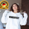 Frau In Einem Schoener Kapuzen Hoodie In Weiss Mit Deinem Wunschtext Bestickt