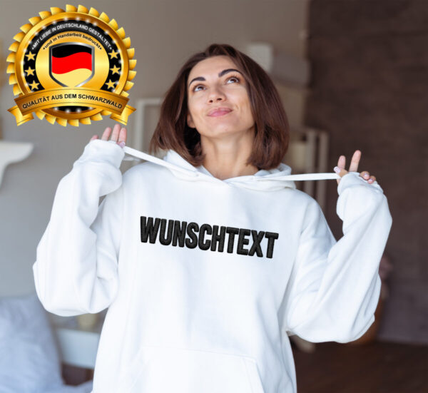 Frau In Einem Schoener Kapuzen Hoodie In Weiss Mit Deinem Wunschtext Bestickt