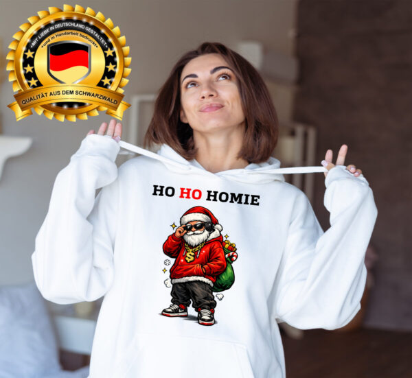 Frau Mit Einem Coolen Schoener Zeitlosen Hoodie Mit Coolem Druck Ho Ho Homie Frau Mit Einem Coolen Schoener Zeitlosen Hoodie Mit Coolem Druck Ho Ho Homie