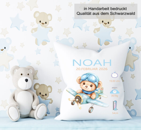 Geburtskissen Jungen Mit Einem Teddy Im Flugzeug Und Geburtsdaten Im Kinderzimmer Geburtskissen Jungen Mit Einem Teddy Im Flugzeug Und Geburtsdaten Im Kinderzimmer