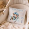 Geburtskissen Jungen Mit Einem Teddy Im Flugzeug Und Geburtsdaten In Einem Kinderbettchen Geburtskissen Jungen Mit Einem Teddy Im Flugzeug Und Geburtsdaten In Einem Kinderbettchen
