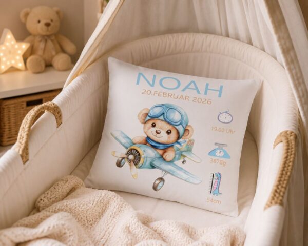 Geburtskissen Jungen Mit Einem Teddy Im Flugzeug Und Geburtsdaten In Einem Kinderbettchen Geburtskissen Jungen Mit Einem Teddy Im Flugzeug Und Geburtsdaten In Einem Kinderbettchen