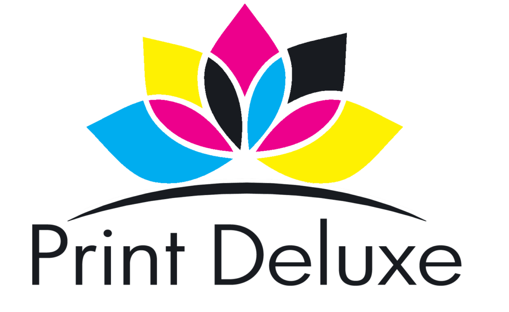 Ein schönes logo Mit Blume in CMYK Farben angelegt und dem Schriftzug Print Deluxe