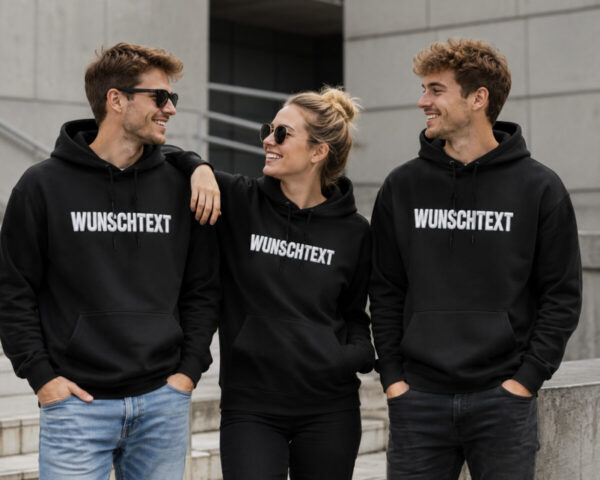 Maenner Und Frauen In Einem Schoener Kapuzen Hoodie In Schwarz Mit Deinem Wunschtext Bestickt