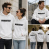 Maenner Und Frauen In Einem Schoener Kapuzen Hoodie In Weiss Mit Deinem Wunschtext Bestickt