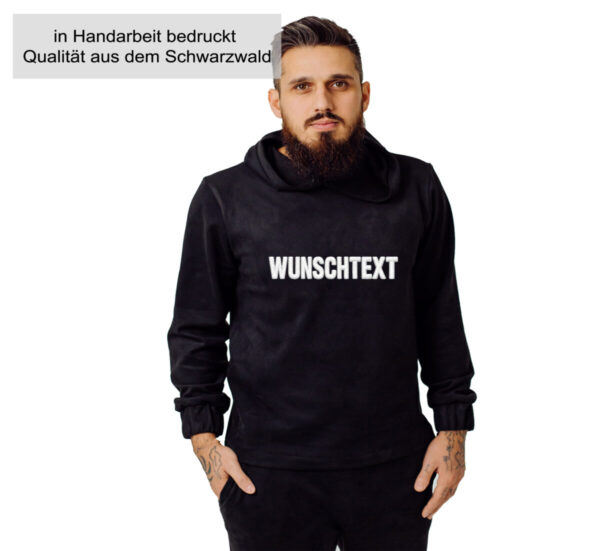 Mann In Einem Schoener Kapuzen Hoodie In Schwarz Mit Deinem Wunschtext Bestickt