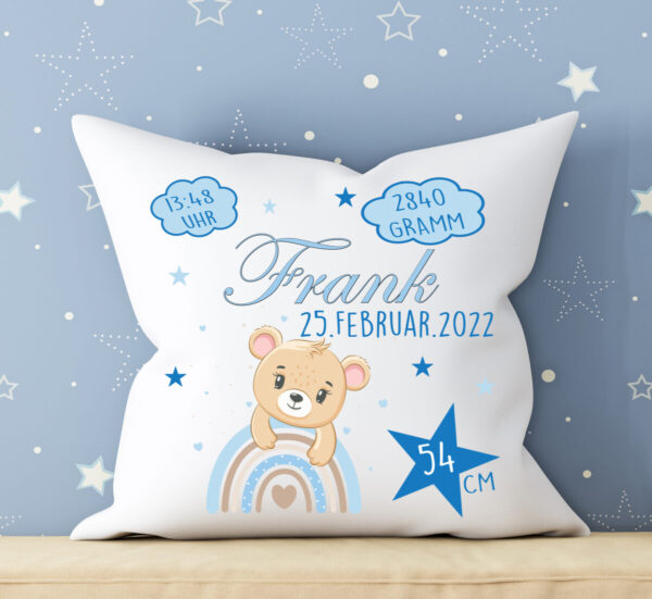Personalisiertes Geburtskissen In Jungen Zimmer Mit Teddy In Blau2 Personalisiertes Geburtskissen In Jungen Zimmer Mit Teddy In Blau2