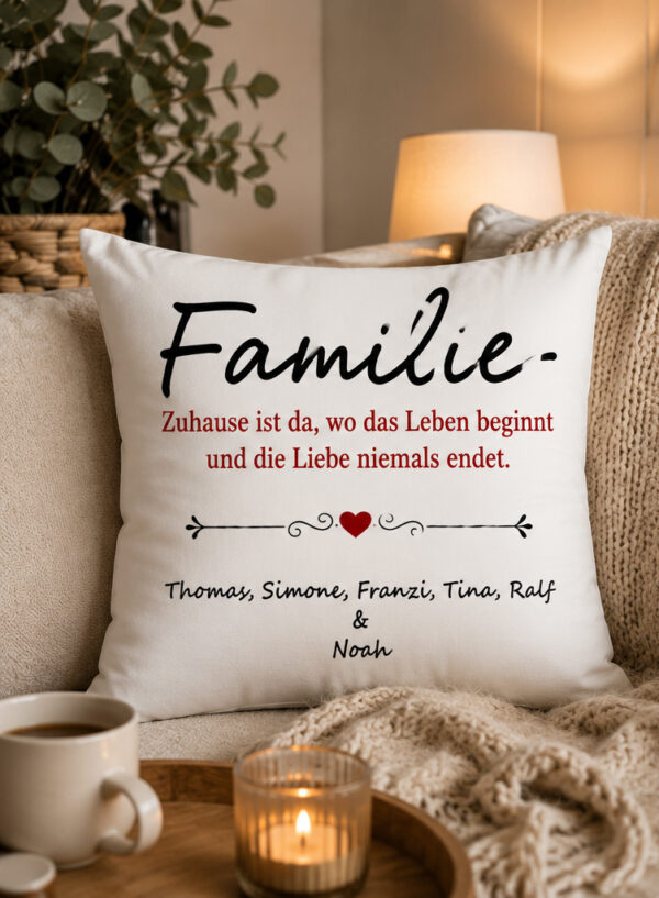 Schoenes Familien Kissen Mit Herz Text Und Persoenlichen Namen Auf Dem Sofa Schoenes Familien Kissen Mit Herz Text Und Persoenlichen Namen Auf Dem Sofa