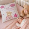 Schoenes Geburtskissen Teddy Fuer Maedchen Im Bett Mit Baby
