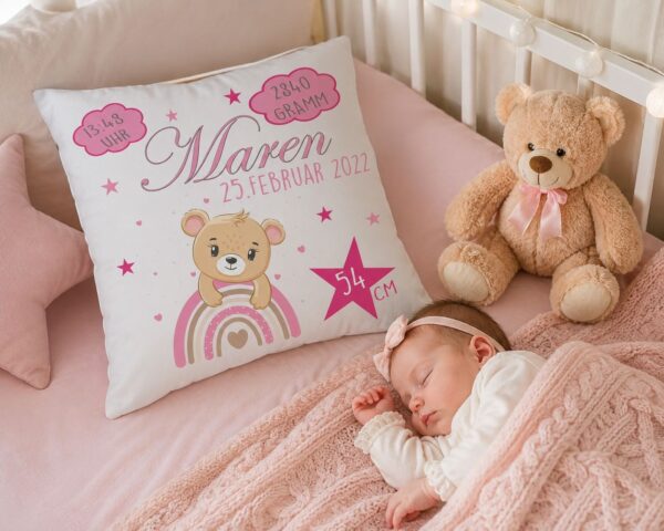 Schoenes Geburtskissen Teddy Fuer Maedchen Im Bett Mit Baby