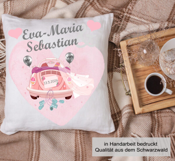 Schoenes Geschenkkissen Mit Auto Personalisiert Mit Datum Und Namen Des Brautpaares Auf Einer Picknick Decke