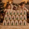 Adventskalender Mit 24 Baumwollsaeckchen Zum Befuellen Auf Festlicher Weihnachtskulisse. Lustige Monste Motive Mit Weihnachtsmuetze Und Humorvollen Spruechen Mit Kinder
