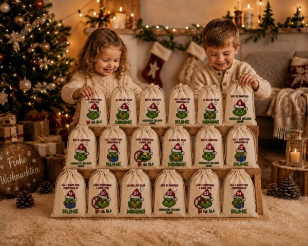 Adventskalender Mit 24 Baumwollsaeckchen Zum Befuellen Auf Festlicher Weihnachtskulisse. Lustige Monste Motive Mit Weihnachtsmuetze Und Humorvollen Spruechen Mit Kinder