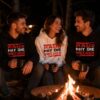 Drei Freunde Tragen Den Lustigen Raus Mit Die Viecher Camping Hoodie Am Lagerfeuer Bei Nacht – Warmer Kapuzenpullover Fuer Damen Und Herren Beim Camping
