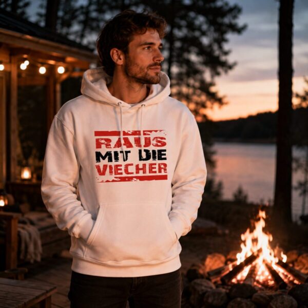 Mann Traegt Den Weissen Raus Mit Die Viecher Camping Hoodie In Idyllischer Naturkulisse Am See – Bequemer Kapuzenpullover Fuer Outdoor Camping Und Vanlife