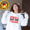 Frau Traegt Den Weissen Raus Mit Die Viecher Camping Hoodie In Idyllischer Naturkulisse Am See – Bequemer Kapuzenpullover Fuer Outdoor Camping Und Vanlife