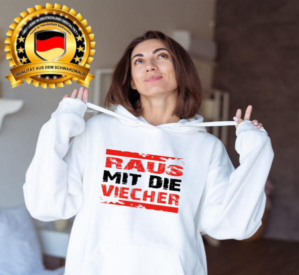 Frau Traegt Den Weissen Raus Mit Die Viecher Camping Hoodie In Idyllischer Naturkulisse Am See – Bequemer Kapuzenpullover Fuer Outdoor Camping Und Vanlife