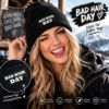 Beanies in verschiedenen Farben mit individuellem Druck Bad Hair Day Frau mit Mütze