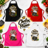 Personalisierte Kuechenschuerzen Chefin Der Pfanne In Schwarz Rot Pink Und Weiss – Vier Farbenfrohe Schuerzen Mit Lustigem Kochmotiv Mit Schoenem Hintergrund