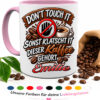 Weisse Tasse Mit Rosa Innenrand Und Rosa Henkel. Der Auffaellige Aufdruck Zeigt Kaffeebohnen Eine Kaffeetasse Und Ein Durchgestrichenes Hand Symbol Sowie Den Spruch „DONT TOUCH IT SONST KLATSCHT
